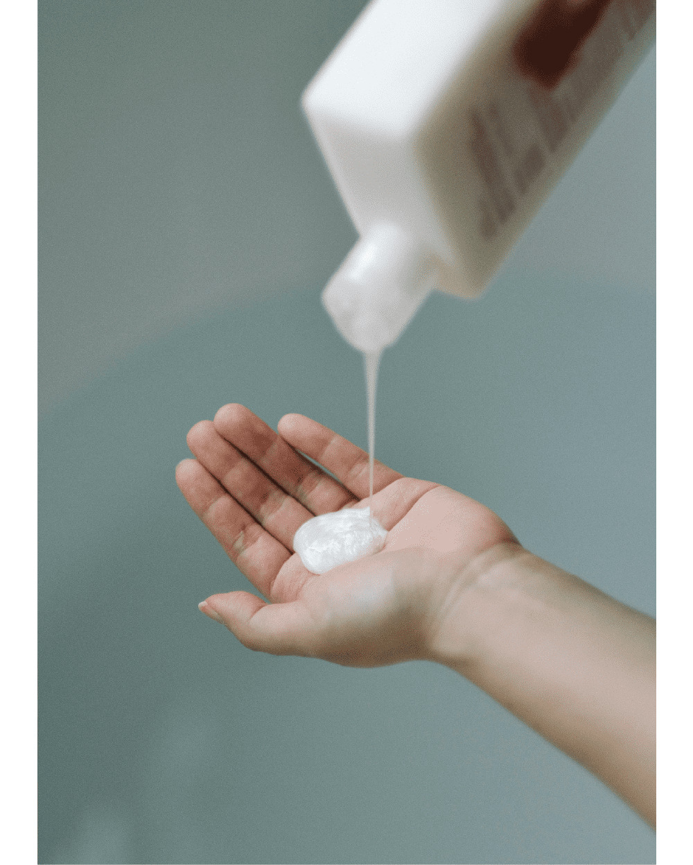 一日茶道白玉歐蕾沐浴乳為沐浴後的肌膚帶來水潤明亮、膚觸柔嫩保濕，同時裹上一層舒服甜軟的暖香氣息。